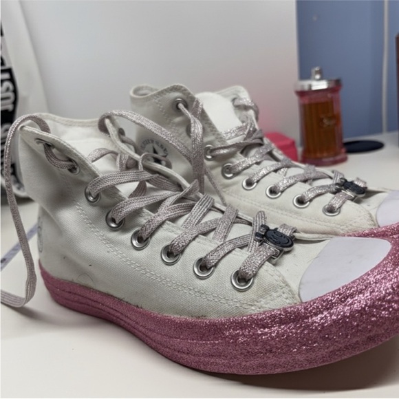 Converse x Miley Cyrus Chuck
Taylor All Star Hi Glitter Woman size 8.5, man 6.5 - Picture 3 of 5